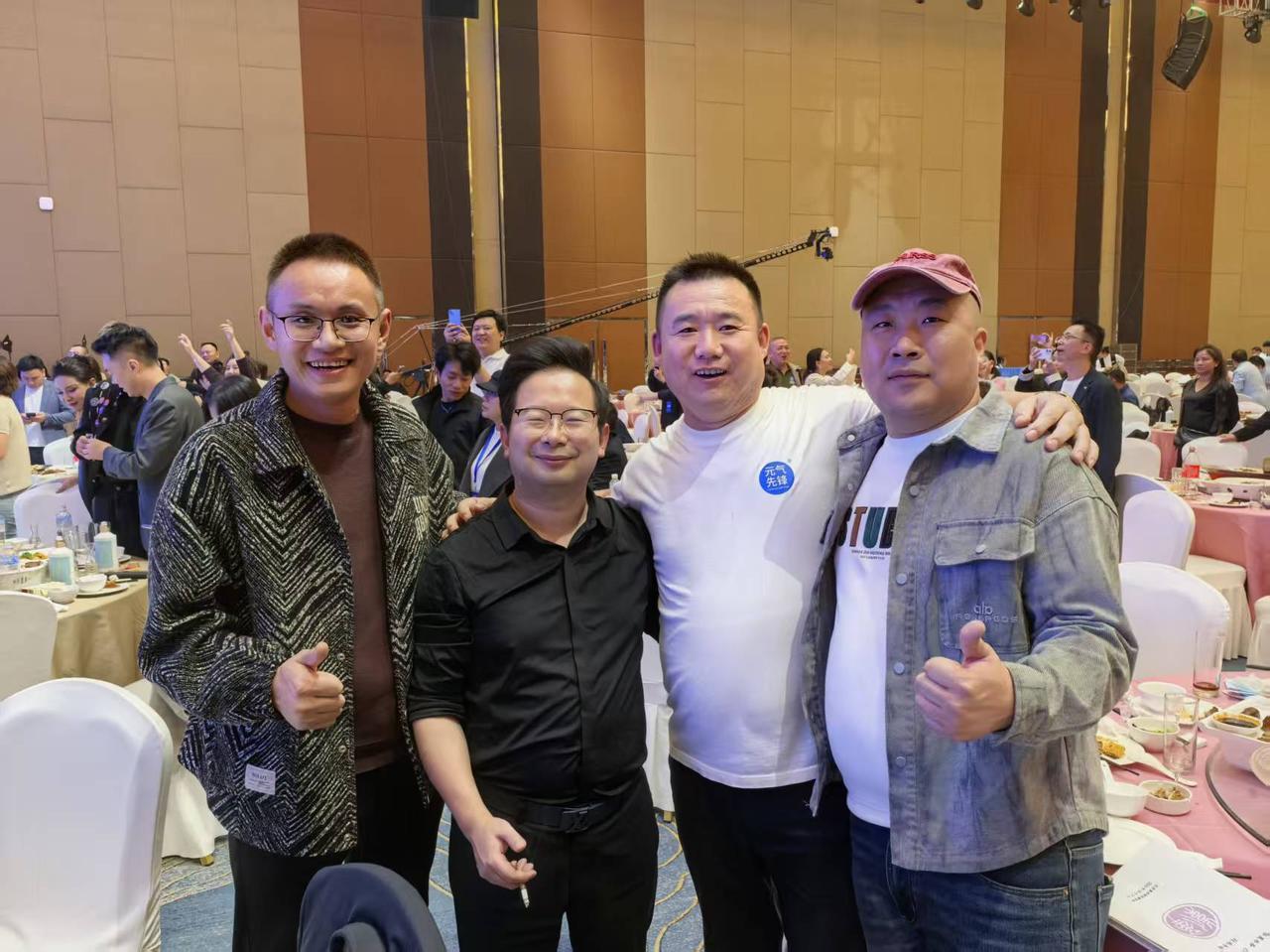 中间C位这位大佬，就是非常著名的华夏水务集团董事长张紫星先生，他的元气先锋我投资