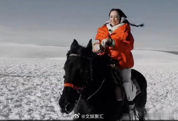 佟丽娅天马踏雪聆听自然的声音  佟丽娅在雪的世界里，天马踏雪，聆听自然的声音。马