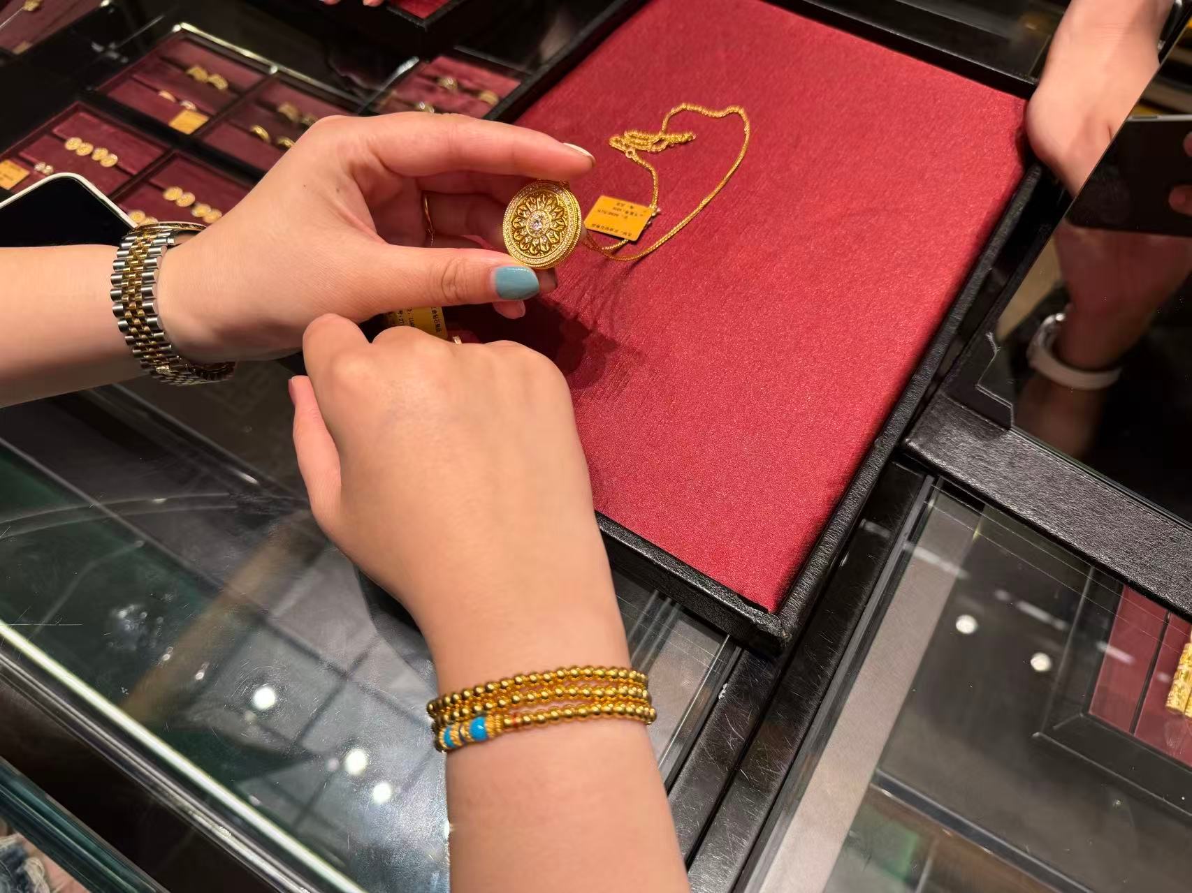 金饰克价涨到1545元 还好这几年陆续买了些老铺黄金、星现在看属于又赚又戴了。后