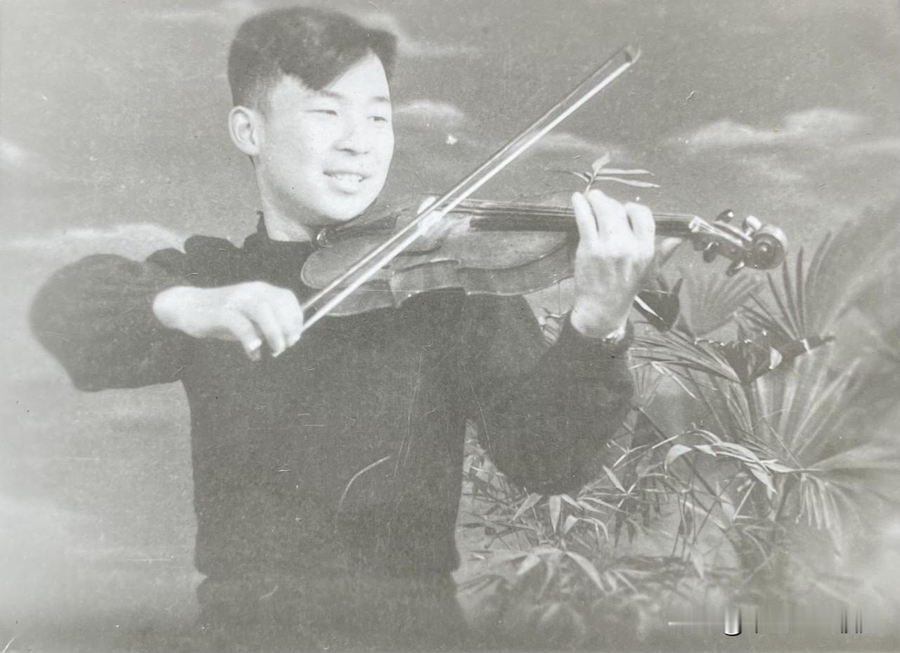 我爸爸年轻时，用“风流倜傥”来形容一点不为过。我爸爸1925年出生在吉林伊通一个