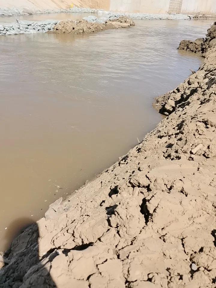 技术总工和生产经理在现场争执不下，生产经理说按照目前的流量现场看大概两个流量，而