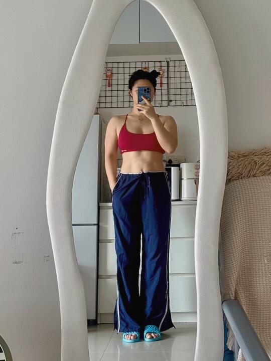 穿了一条被说成是深圳校服的裤子🤣
