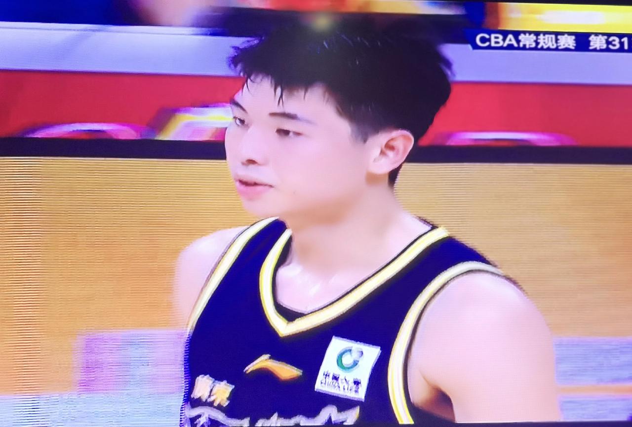 昨天晚上崔永熙的这两次防守很遗憾：
第一次是第四节4分56秒，小崔单防麦基未果，