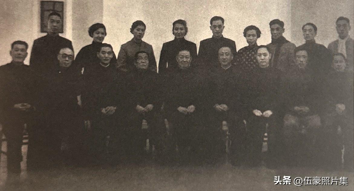 1959年，京剧大师梅兰芳在北京接受关肃箱（二排左四）拜师时合影，其中有田汉、马