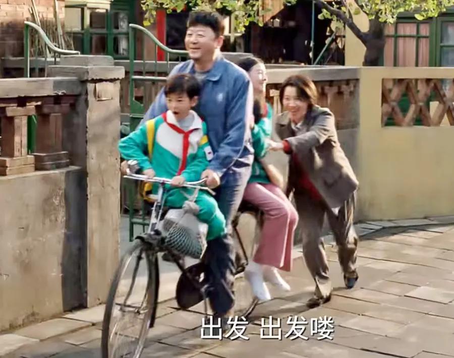 谁懂啊郭涛这一幕真是瞬间把人带回童年记忆啊，刚刚开播的年代剧《生逢其时》里，郭涛