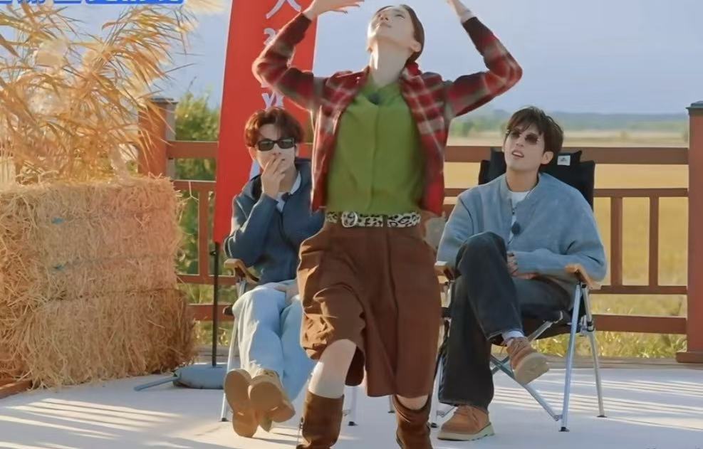 我想知道金晨这身穿搭是认真的吗？ 