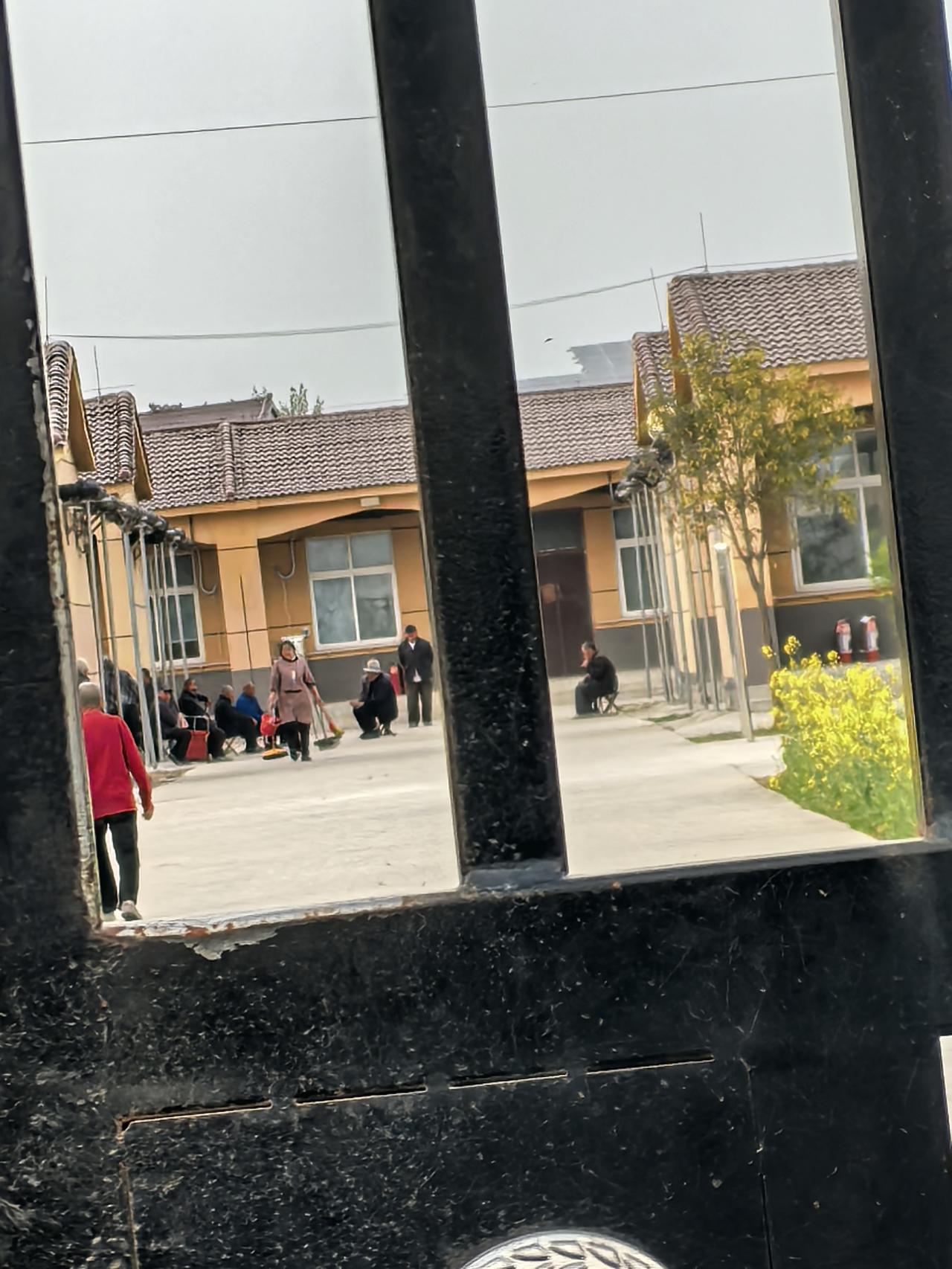 镇上的养老院。
昨天带我爸去我们镇上的养老院玩，本来想进去看看，我爸说进不去，大