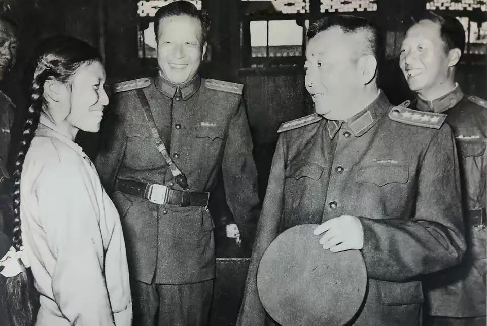 1959年10月，时任中国人民解放军总政治部主任谭政大将在中南海怀仁堂亲切接见了
