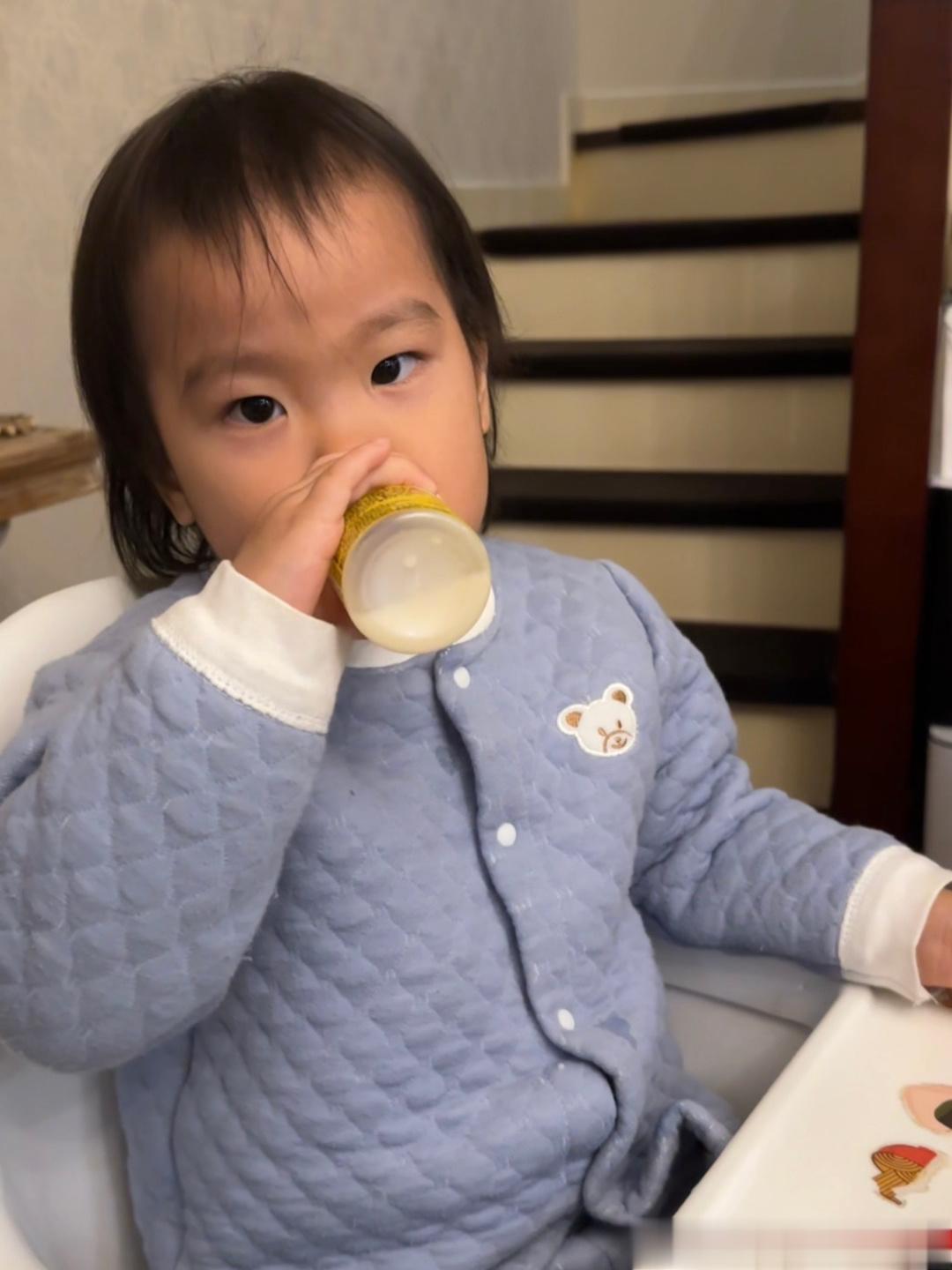 她爹说出差走的那天，小咪一直缠着他不让他走，眼泪汪汪说，爸爸你能不出差了吗，我想