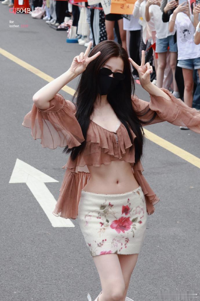 谁懂虞书欣这个折角腰 点开前：能有多细？点开后：姐姐的腰是夺命弯刀吧，这曲线是女