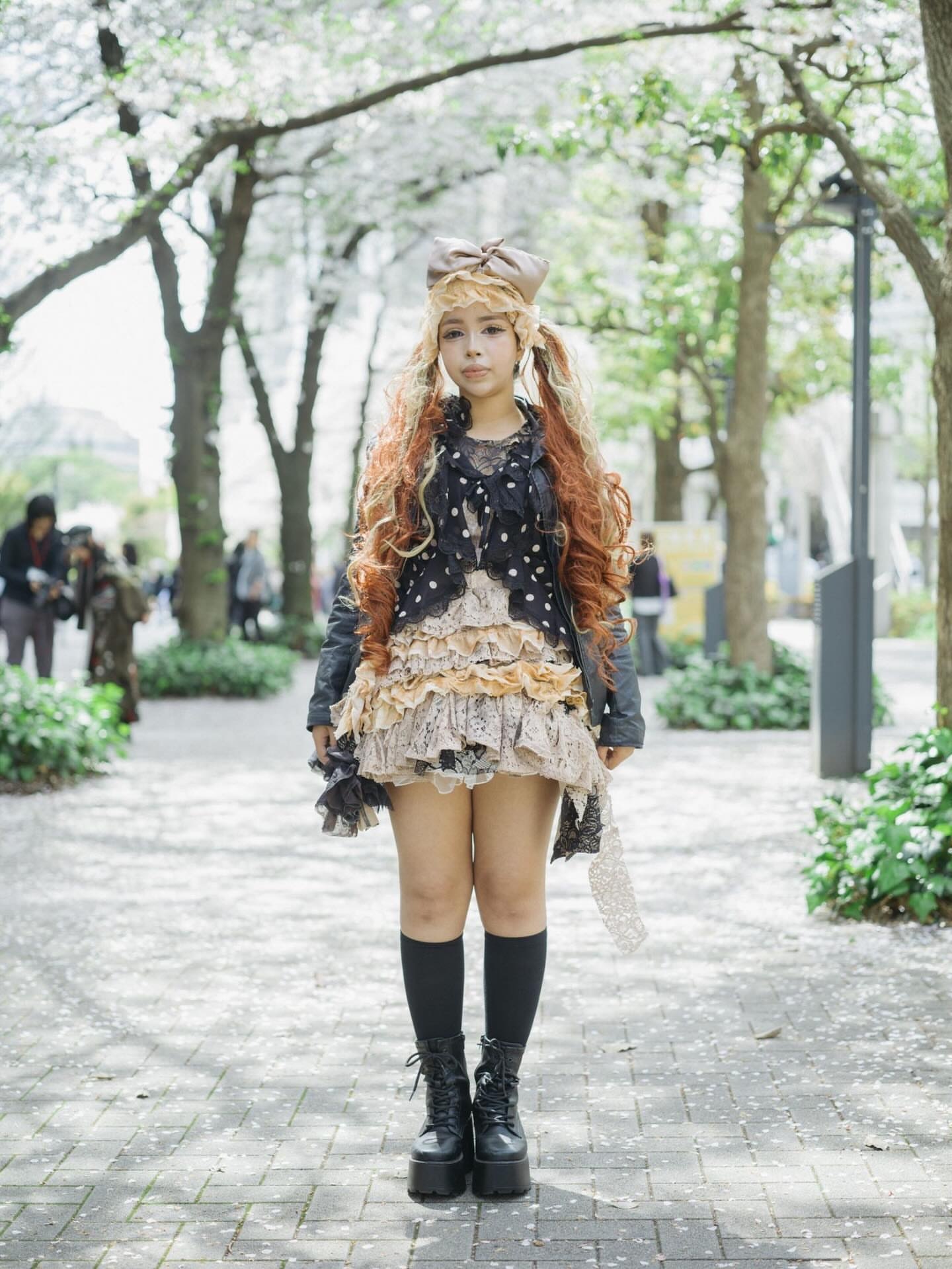 日本文化服装学院昨天举行入学仪式，学生们的穿着打扮都很前卫。 