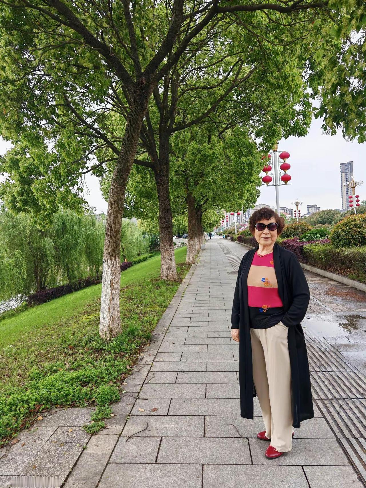 休闲漫步风格 日常穿搭随走随拍 户外散步穿搭灵感 优雅的散步方法 散步也时尚