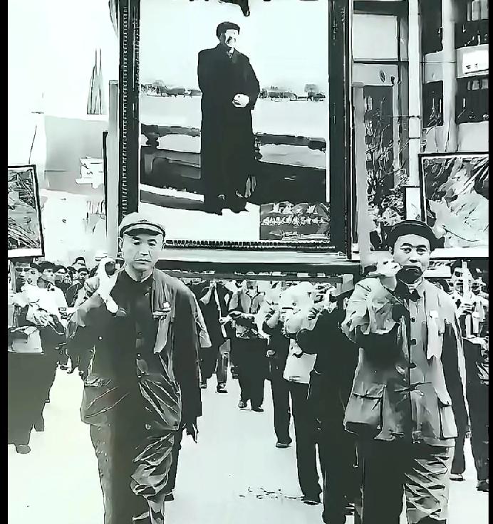 这是七十年代的照片，人们抬着伟人的画像游行的壮观场景。
       你知道前面