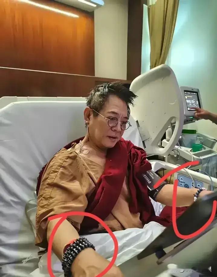 我的天，我要被李连杰笑死了，都生病成这样了还戴佛珠？肩膀上的红布是不是也是藏族人