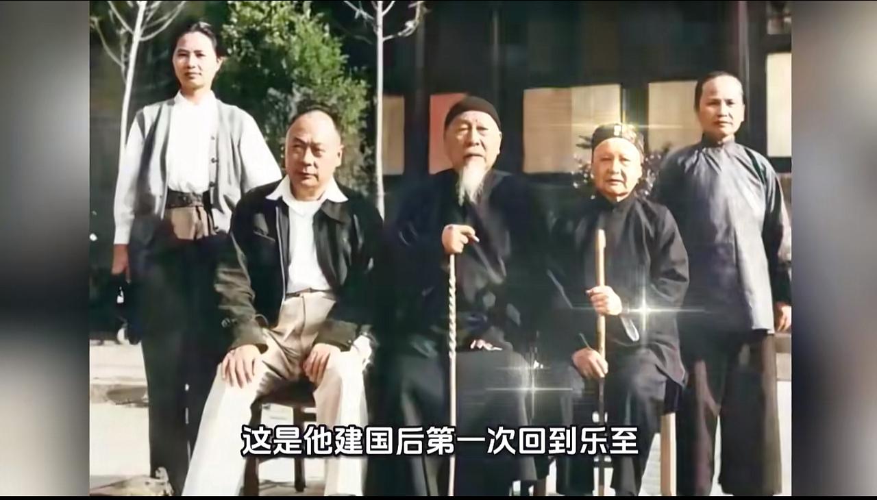 1959年陈毅元帅与父母合影，十大元帅，十大将之中，父母健在的也就陈毅了。