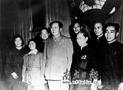 全网流传的经典老照片：认出毛主席身后这个人，才算真正懂近代史
 
很多人刷到过这