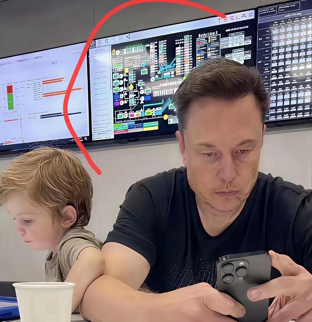 马斯克低头刷手机，身后的屏幕才是特斯拉真正的“心脏”
 
很多人刷到这张图，都在