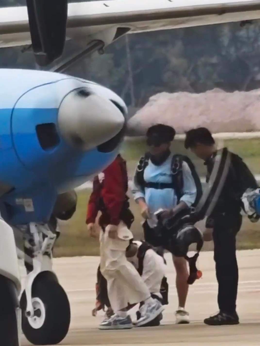 哇！张桂源杨博文上直升机了！张桂源杨博文团综跳伞TF四代录团综跳伞路透