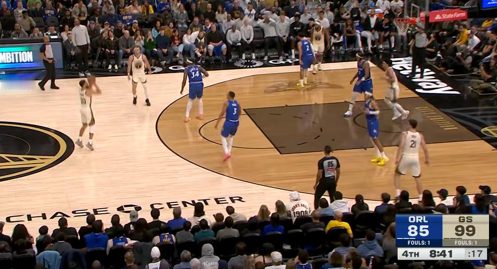 魔术这个队，第四节进攻和防守同一时间断电，你敢相信他们竟然在放库里投篮？ 