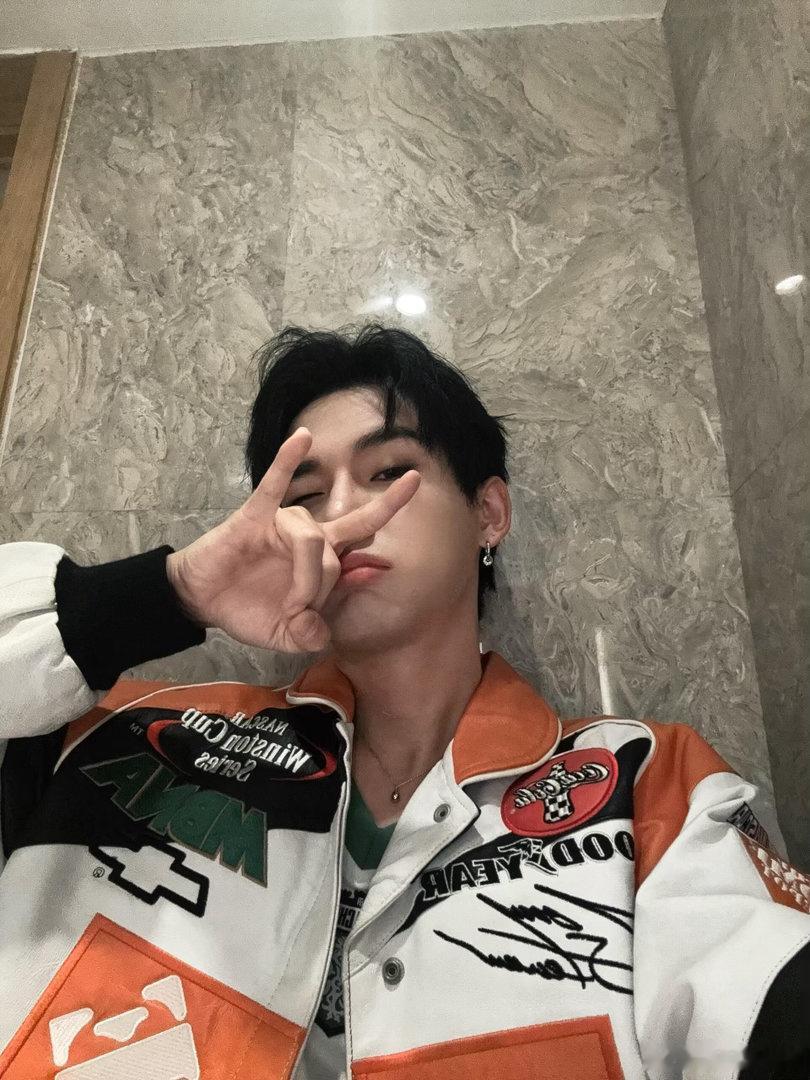 姚琛重返星光岛 他什么都记得。记得训练室在哪，记得舞台在哪，记得海风的味道。不是