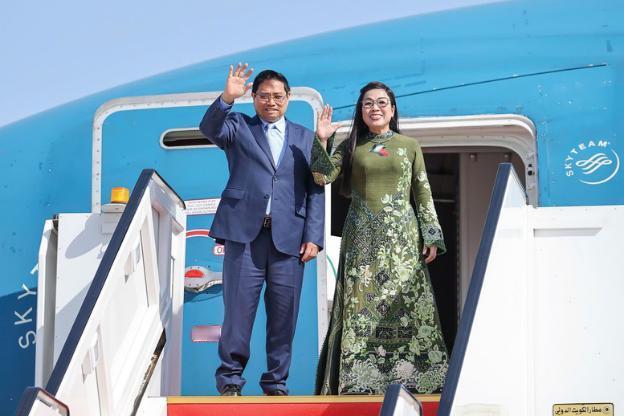 越通社很会讨夫人开心！范明政携夫人黎氏碧珍开始对阿尔及利亚进行正式访问。从越通社