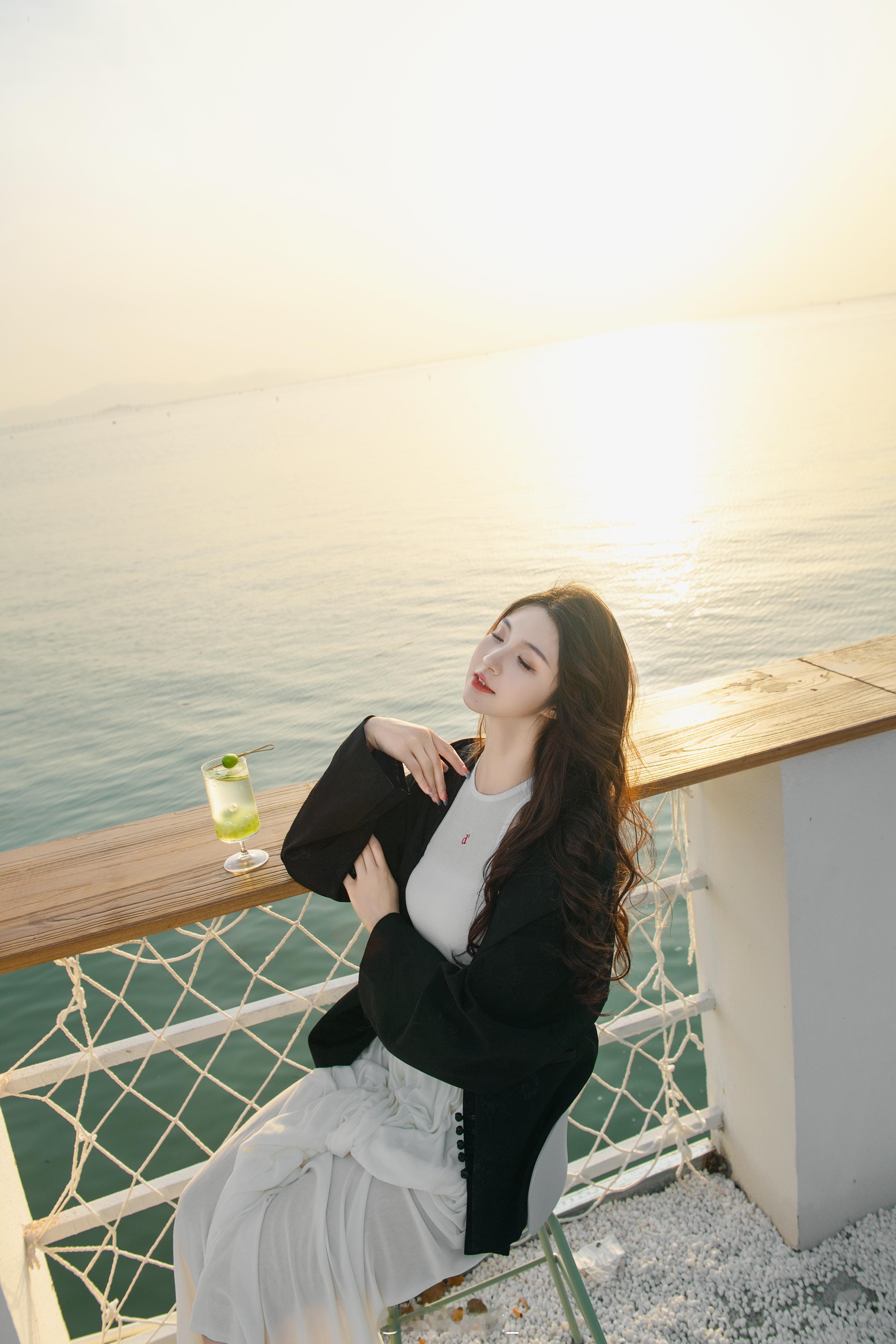 但愿日子清静，抬头遇见的都是柔情。 ​​​