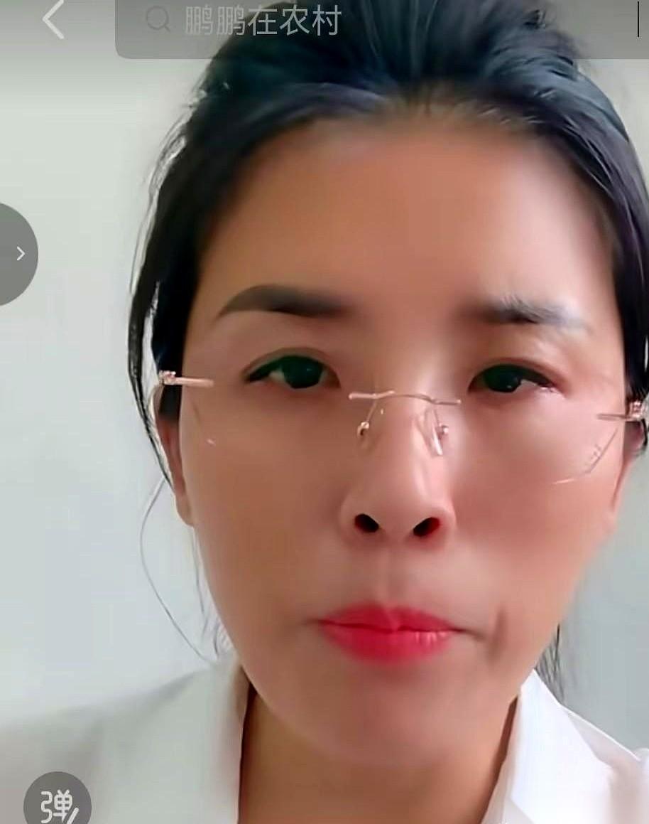 我刚刷到什么玩意儿？
前两天还姐弟情深、相亲相爱，今天就指着鼻子骂人家是“烂泥扶