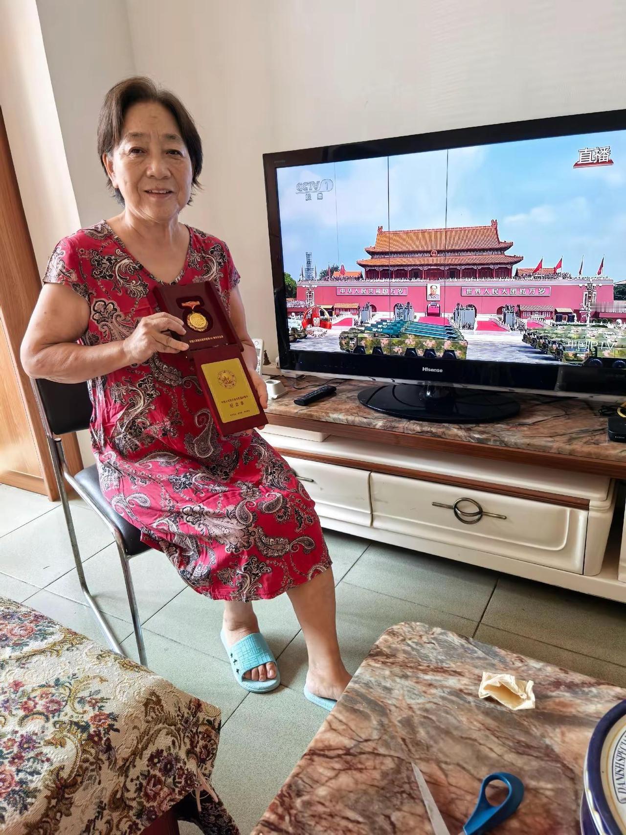 替病床上的母亲观看首都阅兵仪式纪念抗日战争胜利80周年 创作者中心