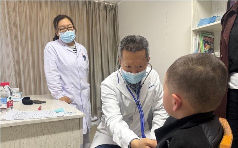 27个孩子去上海，187个孩子呢？

4月13日，阿勒泰。27名先天性心脏病患儿