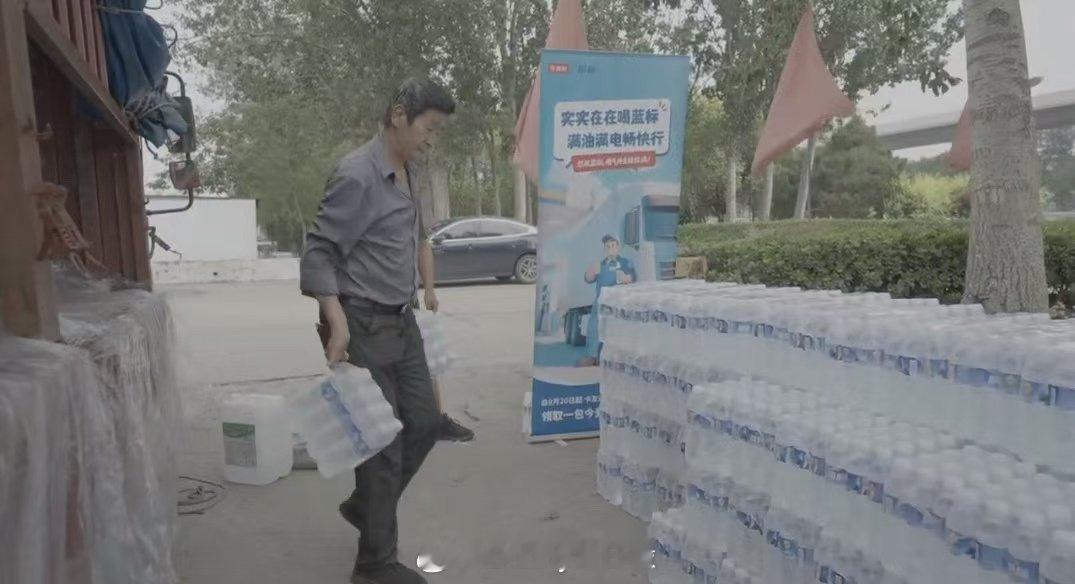 济南这波操作太实在了多地送水送清凉实实在在喝蓝标爱上济南的街头暖意！今麦郎送水公