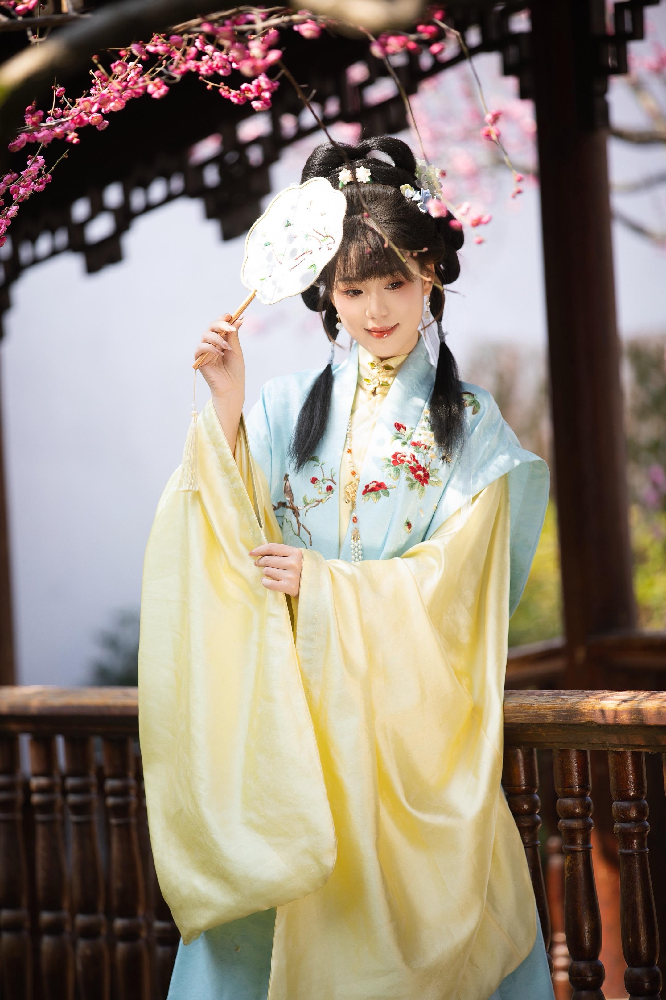 花影扶疏，暗香盈袖。