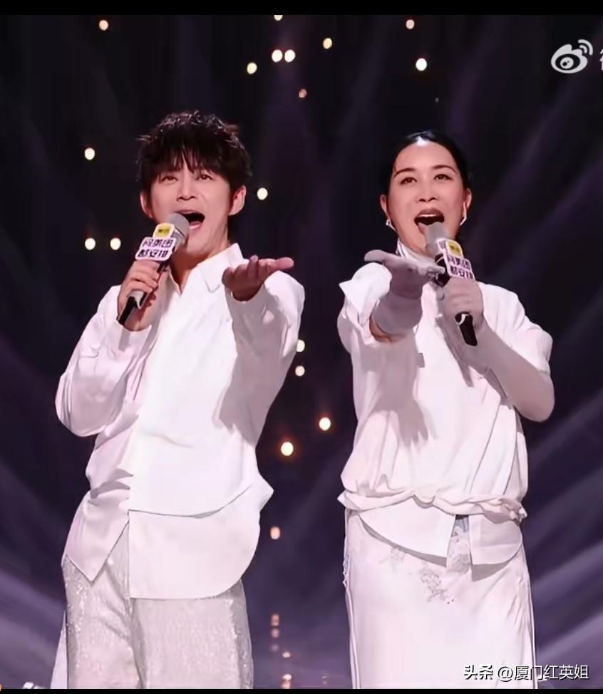 58岁的的那英赢麻了
没想到刚卸任《歌手2026》串讲人
直播的当晚
居然有那么