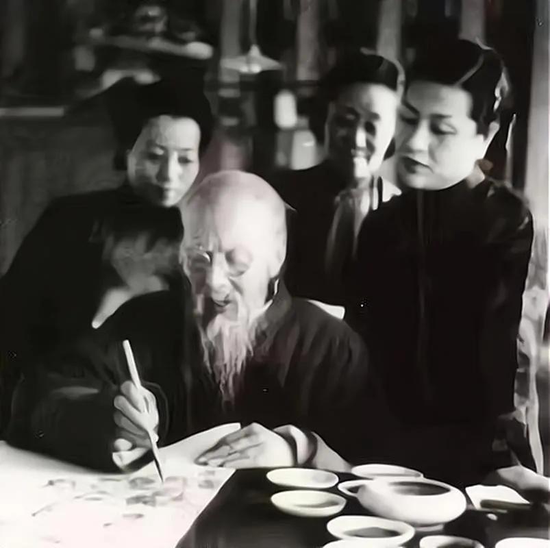 1952年，90岁的齐白石对25岁的新凤霞一见钟情。那天，他邀请新凤霞来家里，见