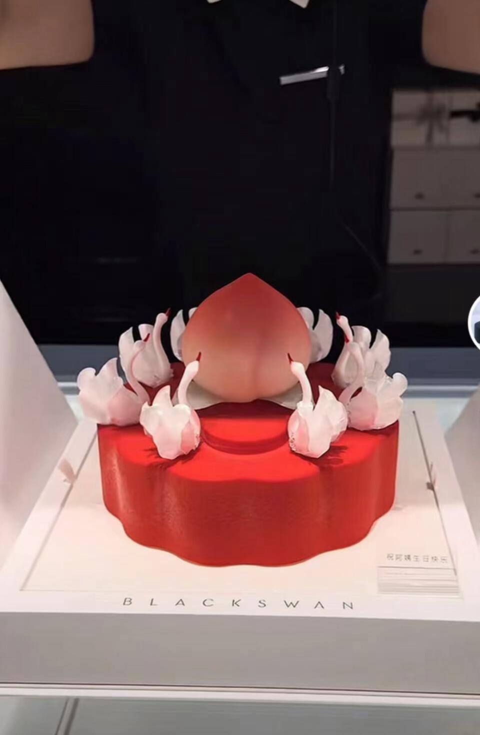 为什么每次生日都是天鹅🦢蛋糕，不知道谁送的，一律算马龙送的吧马龙横跨国乒三代主