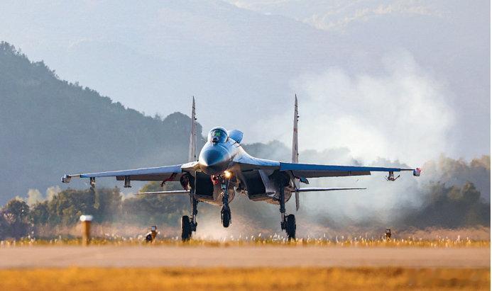 我是一个兵  【强军早报 】军事早知道1、冬日，陆军某旅组织战术基础动作训练。2