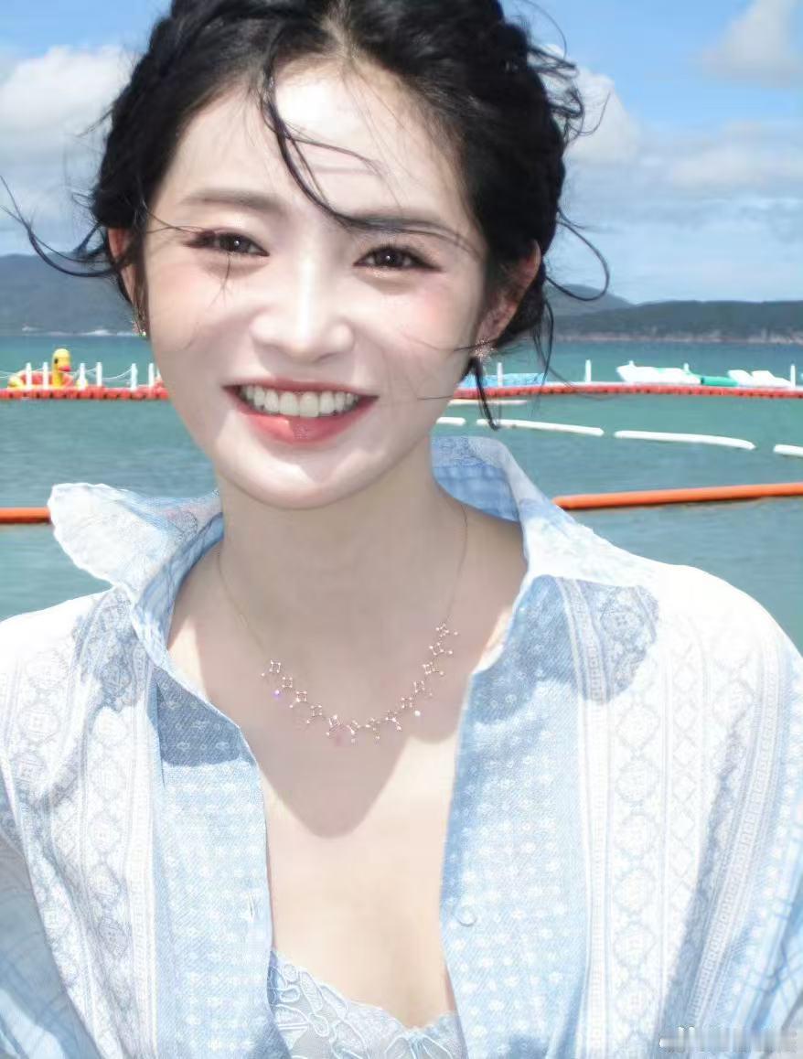 周洁琼海边蓝精灵即视感周洁琼纱裙更适配大海 周洁琼海边蓝精灵即视感，太美太温柔了