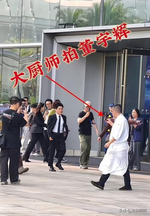 这才是追星的“天花板”！
董宇辉遇到的路人大哥，
给全网上了生动的一课！

粉丝