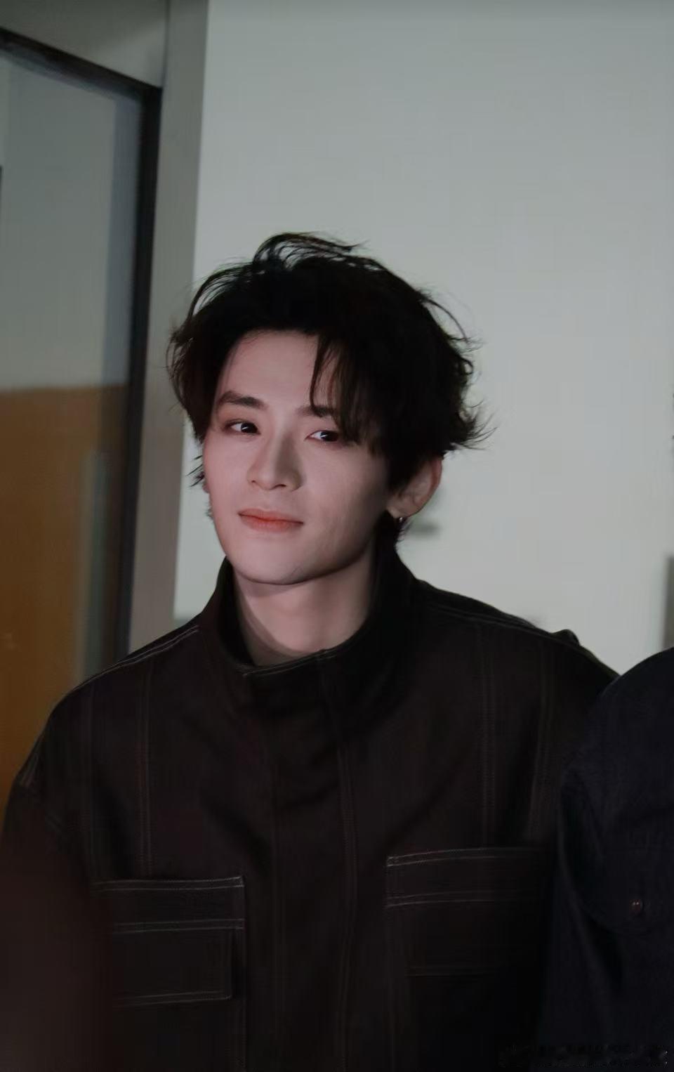 黄龄给蔡淇说对不起第一次见导师给选手说对不起 这剧情也太抓马了，黄龄台下看得超嗨