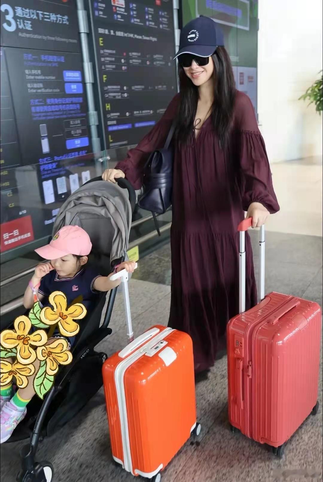 朱珠陪老公出差意大利，女儿珠宝好乖巧，男方做高端西服生意，也是个富豪吧！ ​​​