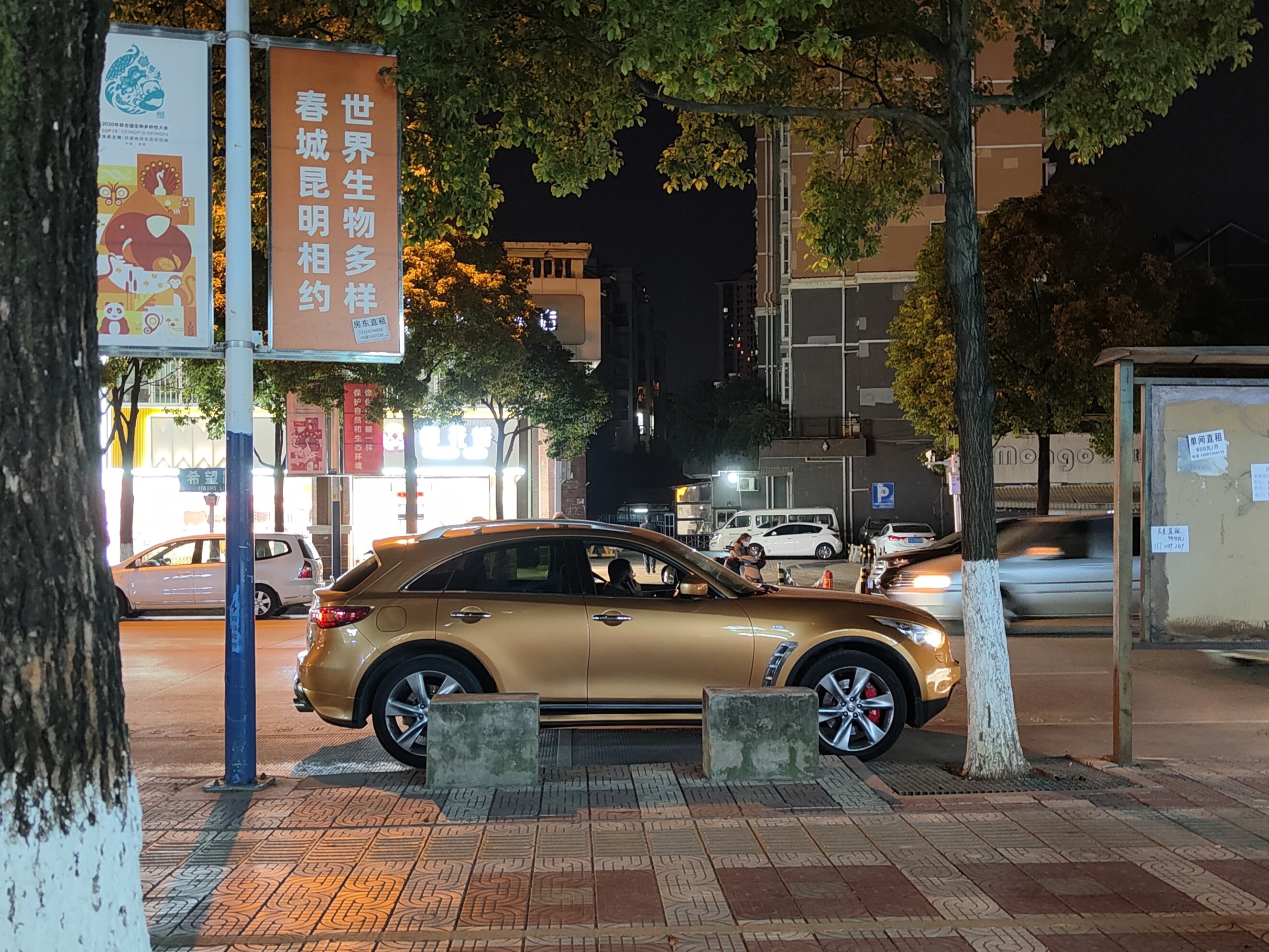 e2008还是厉害，克莱斯勒300C可以说是早期看着300万实际30万的产品[赞