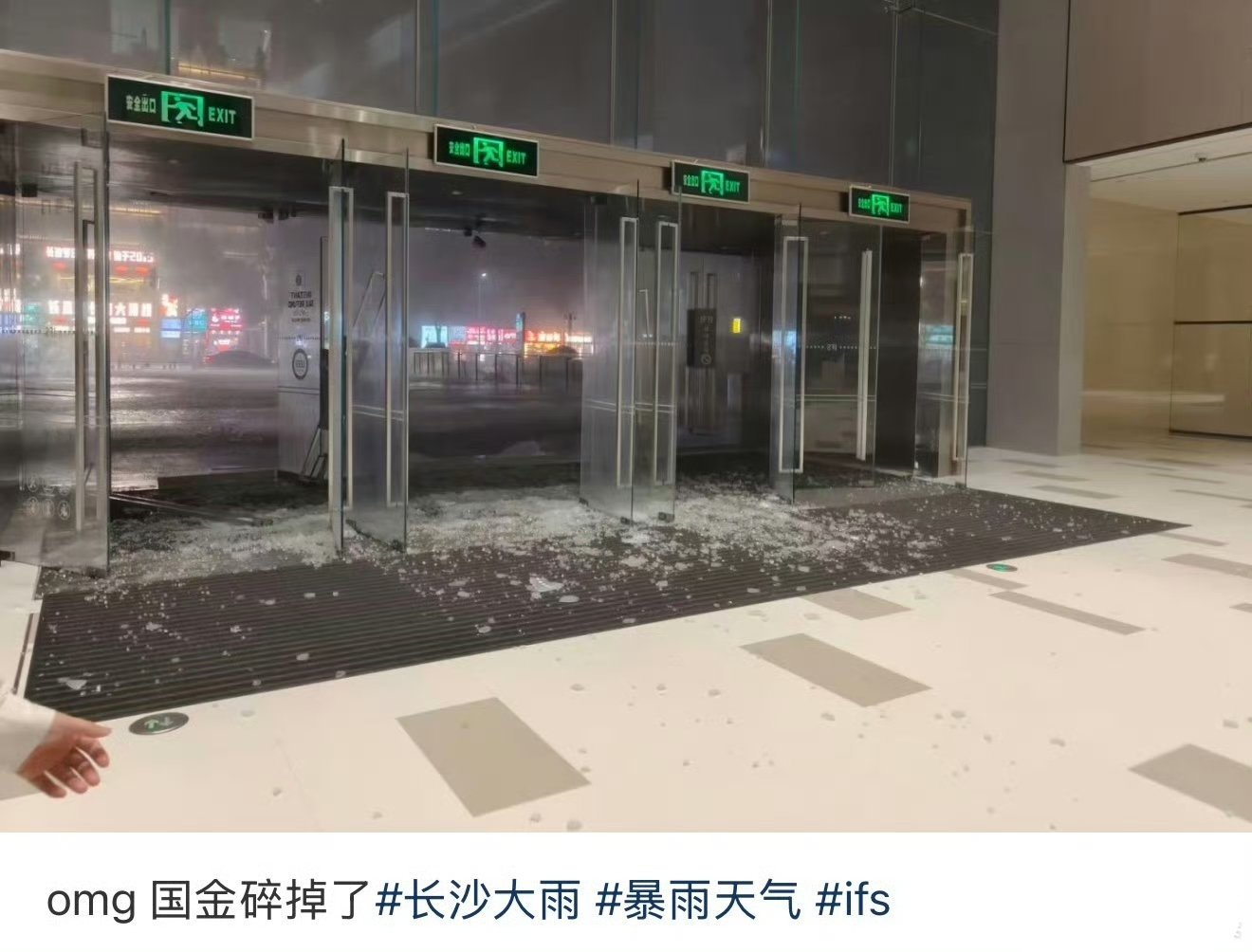 长沙暴雨太吓人了一开始风声特别特别大 我听到楼下好像有什么东西被吹飞了 雨也下得