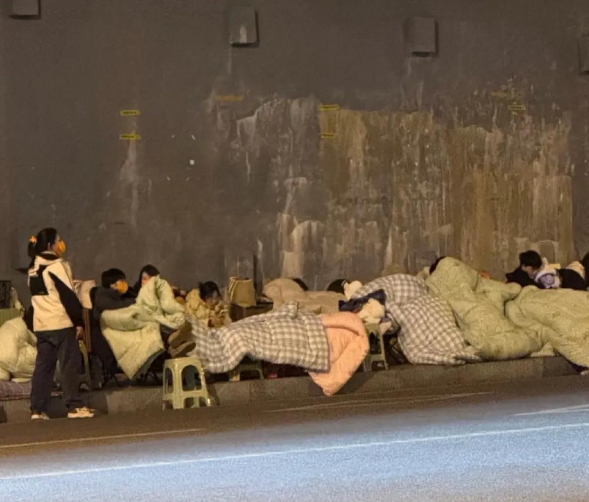 理解不了这种行为  杨紫和李现的粉丝为了能见到他们，夜排十几个小时，大冷天的睡外