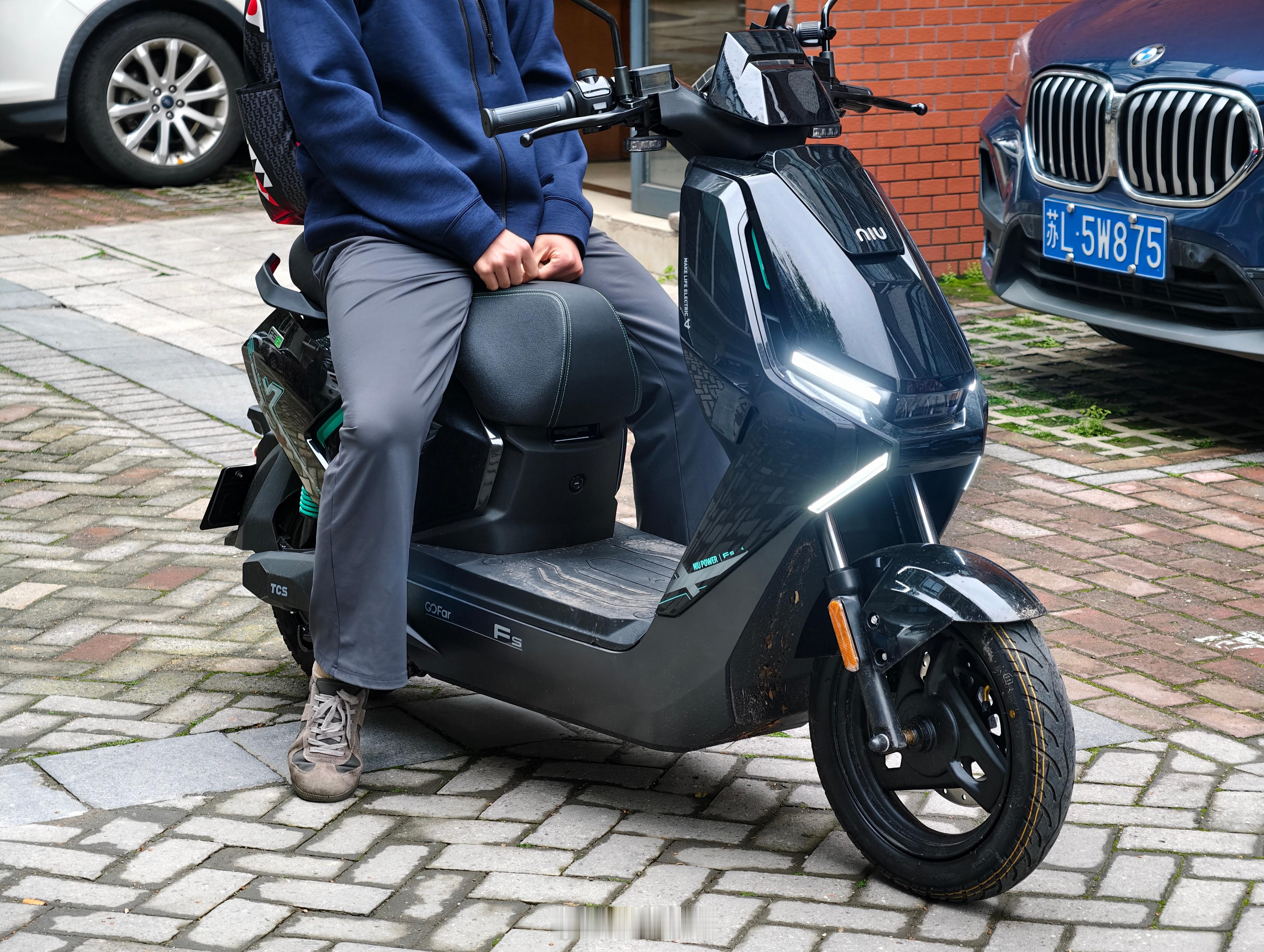 同事3700买了台小牛fs，72v20a铅酸，没有ABS，简单骑了下，感觉车架的