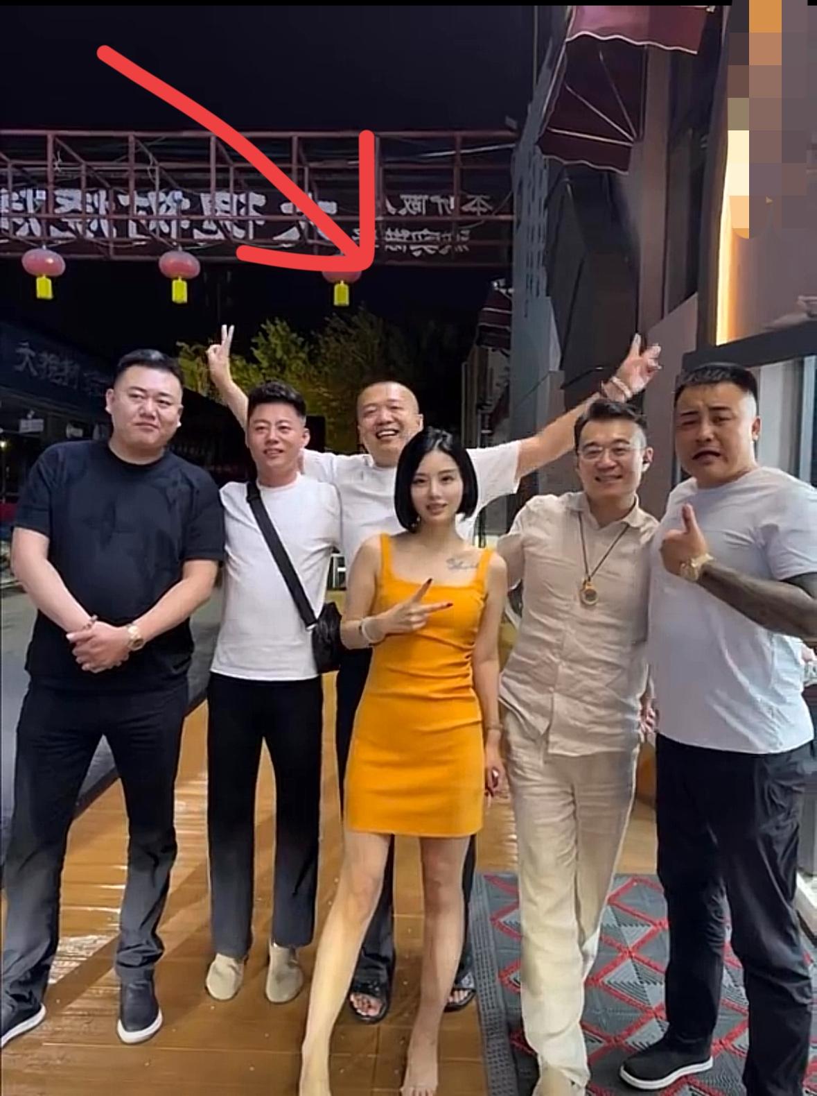 河北保定名媛，大网红刘娇娇，昨晚在石家庄和一群大哥喝酒，六瓶啤酒下肚，她跟没事人
