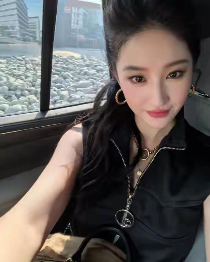 38岁的刘亦菲现身F1观赛现场，瞬间成为焦点！她一袭黑裙优雅神秘，高马尾利落飒爽