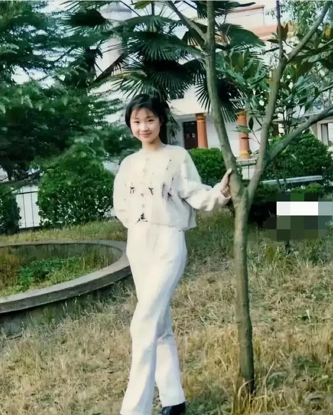 1996年，广州，16岁时的小家碧玉邻家小妹柳岩，在学校拍下了这张照片。

那时
