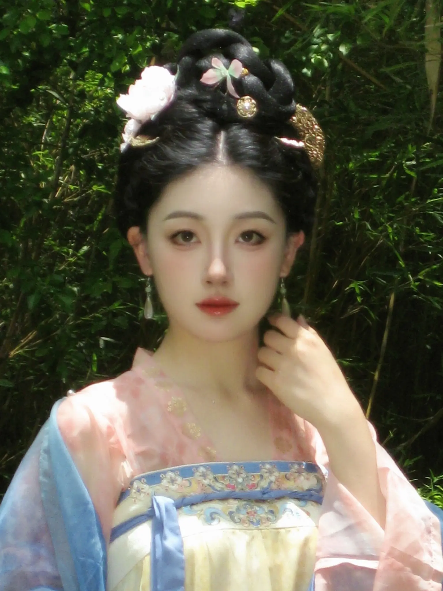 春山烟雨客，似是故人来。