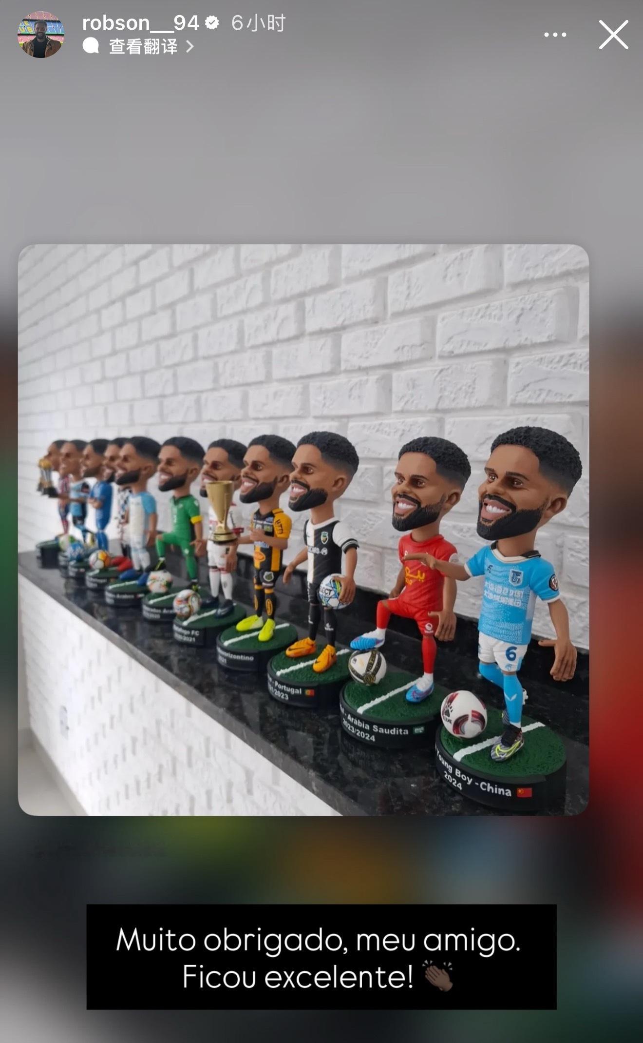 大连英博中超联赛大连英博旧将 罗伯森更新社交动态，穿着自己效力过球队的玩偶，最右