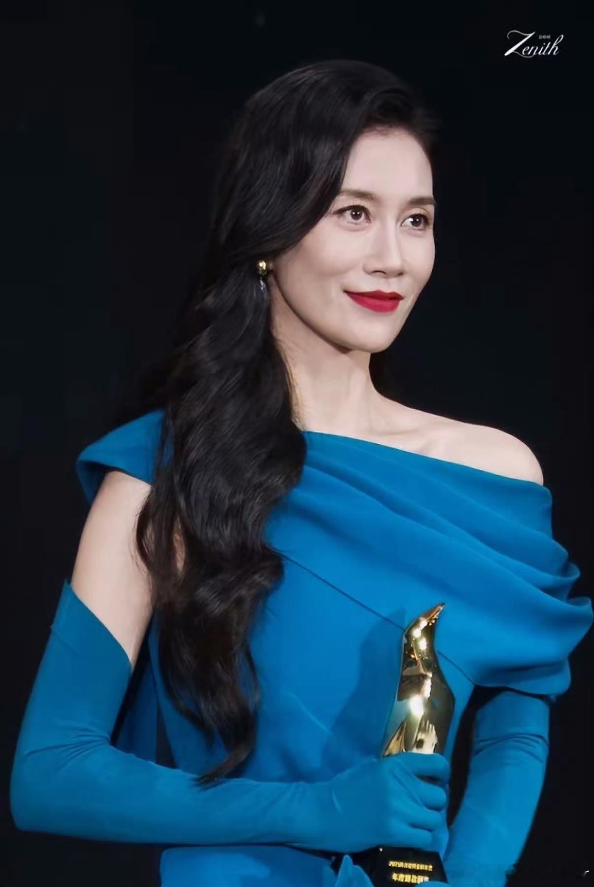 温峥嵘听劝回去拍戏了各自带着短板与偏见，却结成最暖心同盟，彼此支撑共同逆袭，这才