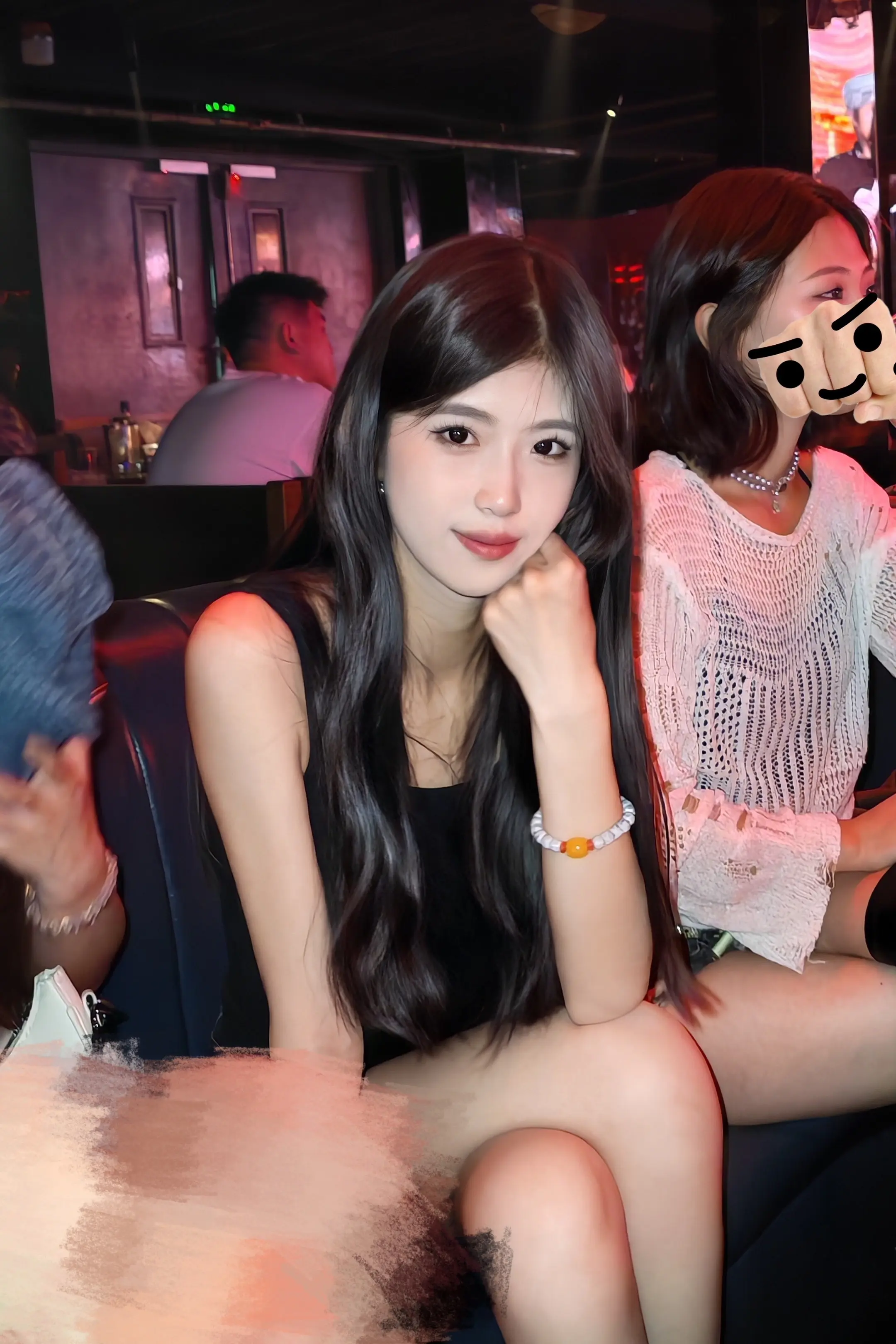 第一次去酒吧被保安拦下来了他说深情的人不该来滥情的地方